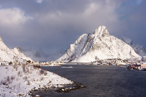 Mount Olstind, Reine