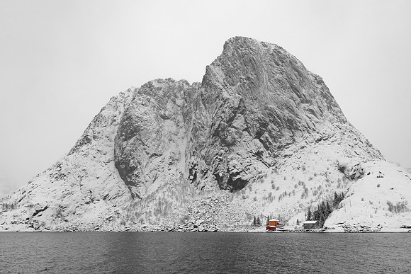 Festhelltinden Mountain