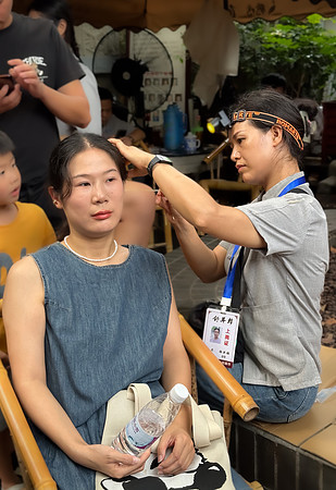 Ear cleaning in People's Park Chengdu