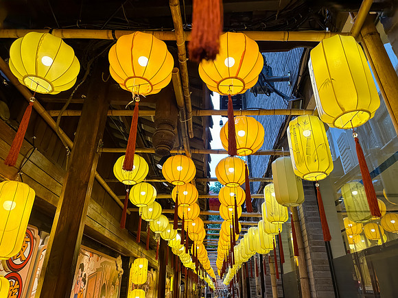 Lanterns in Kuangzhai Alley, Old Chengdu